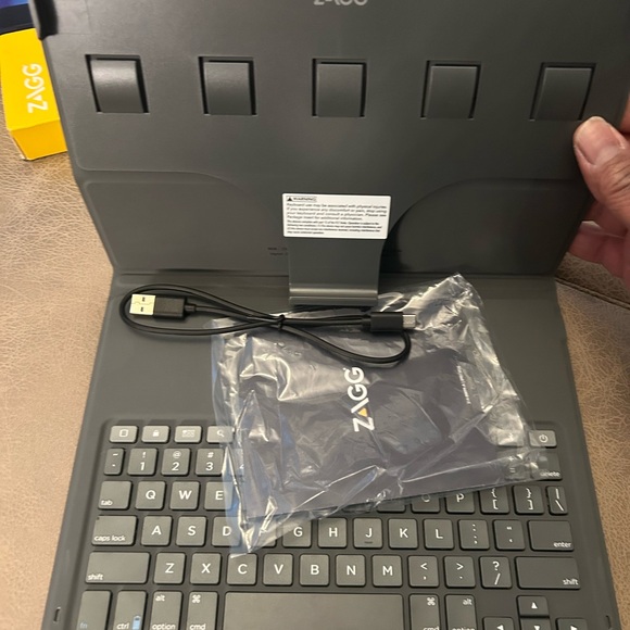 Zagg - Picture 3 of 3